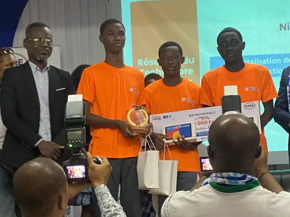 Les lauréats du club reçoivent le premier prix du niveau 1 au Technovore-Hackathon de l’ESATIC
